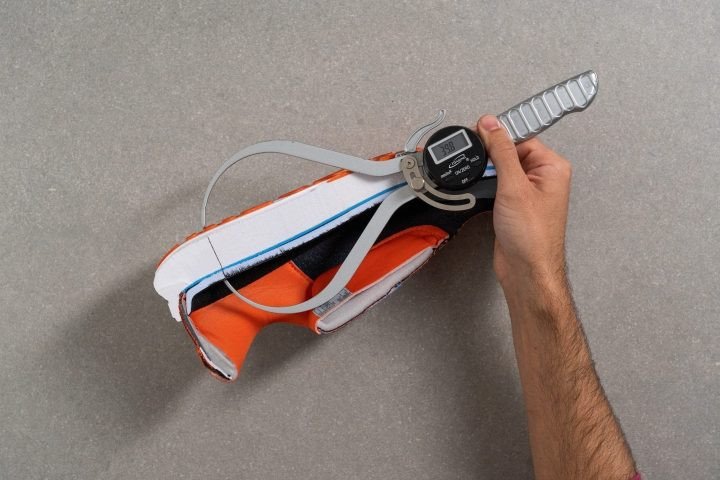 Đo chiều cao đế gót giày Brooks