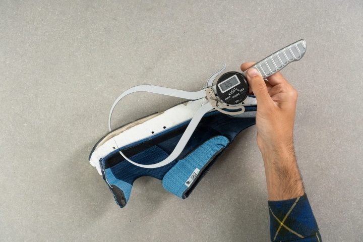 Đo chiều cao đế gót (heel stack) của giày chạy bộ New Balance Fresh Foam X More v4, xác nhận thông số kỹ thuật.