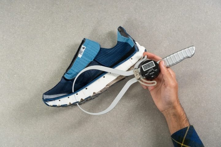 Đo chiều cao đế trước (forefoot stack) của giày New Balance Fresh Foam X More v4, thể hiện lượng đệm.