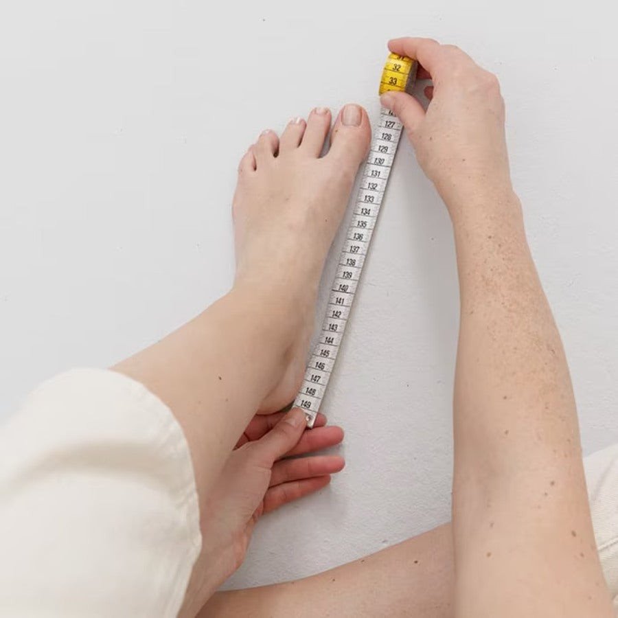 Đo chiều dài bàn chân nam để xác định size giày