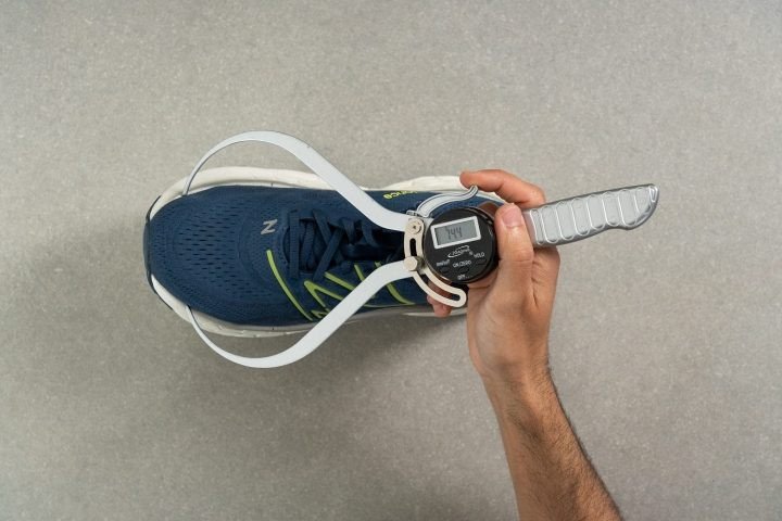 Đo chiều rộng khu vực ngón chân cái của giày New Balance Fresh Foam X More v4, kiểm tra độ vừa vặn.