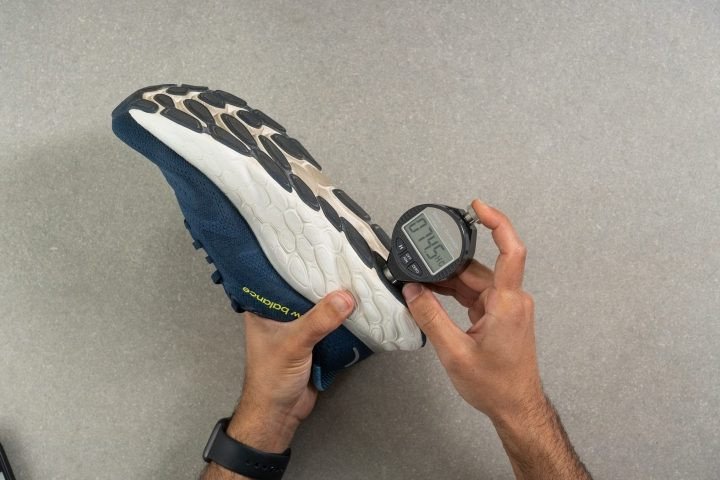 Đo độ cứng của đế ngoài (outsole) giày New Balance Fresh Foam X More v4 bằng durometer, đánh giá độ bám và bền.