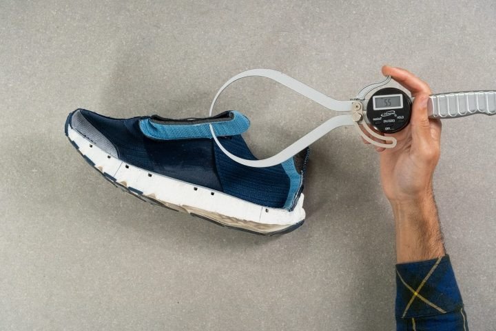 Đo độ dày của lưỡi gà trên New Balance Fresh Foam X More v4, đảm bảo sự thoải mái.