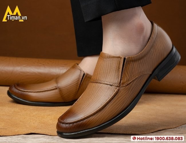 Đo kích thước bàn chân để chọn size giày lười cao su nam vừa vặn