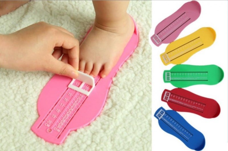 Đo kích thước chân của bé vào buổi chiều sẽ mang lại kết quả chính xác nhất cho việc chọn size giày Quảng Châu
