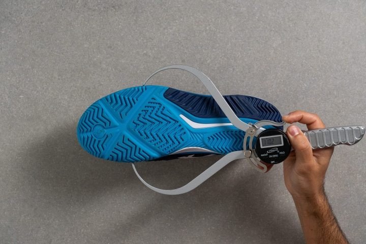 Độ rộng đế giữa của giày ASICS Gel Resolution 9, yếu tố quan trọng ảnh hưởng đến độ ổn định và cảm giác về size giày ASICS tennis.