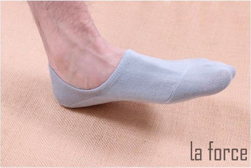 Đôi chân đang đi giày thể thao và đeo tất dày để làm giảm độ rộng của giày