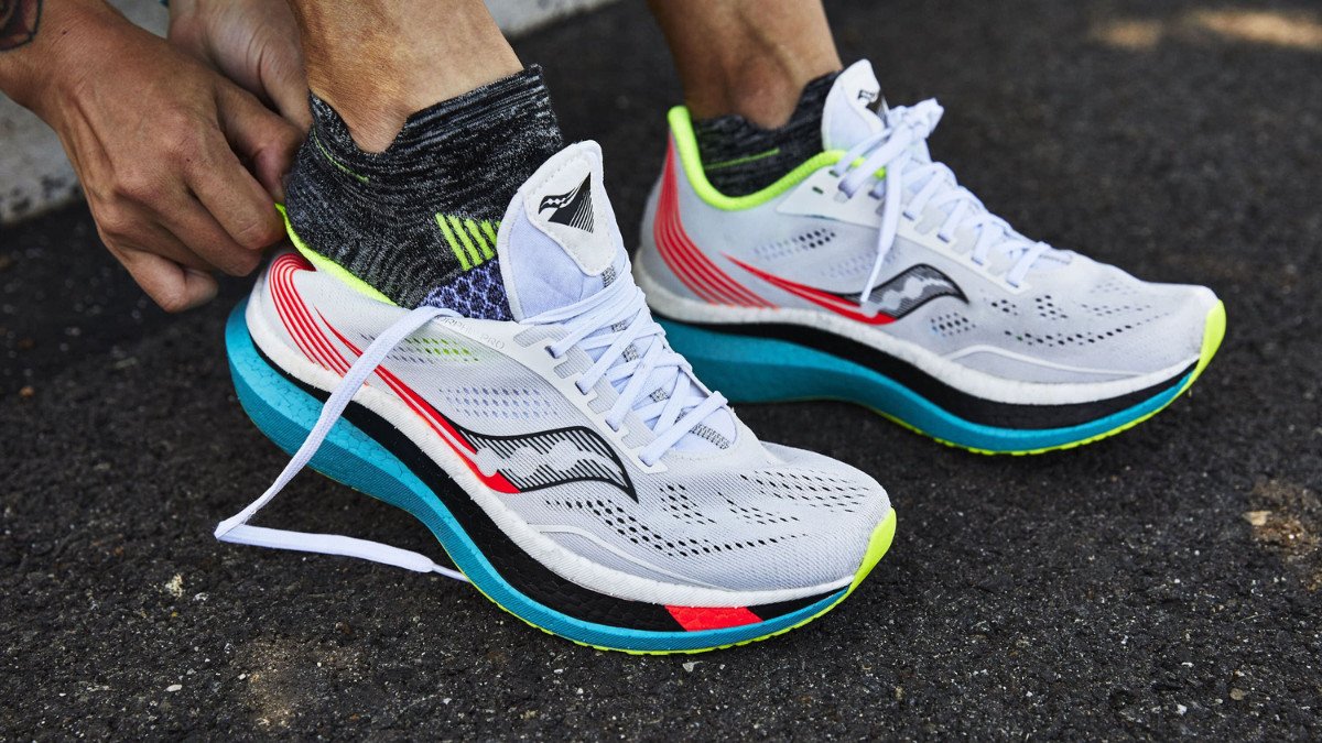 Đôi chân mang giày Saucony vừa vặn, thể hiện tầm quan trọng của việc chọn đúng bảng size giày Saucony.