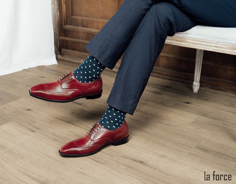 Đôi chân một người đàn ông mặc quần âu màu xám và giày tây màu nâu, đi vớ dài màu nâu sẫm