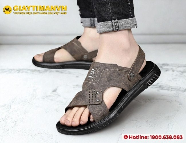 Đôi chân nam giới thoải mái trong dép đúng size, thể hiện sự vừa vặn lý tưởng.