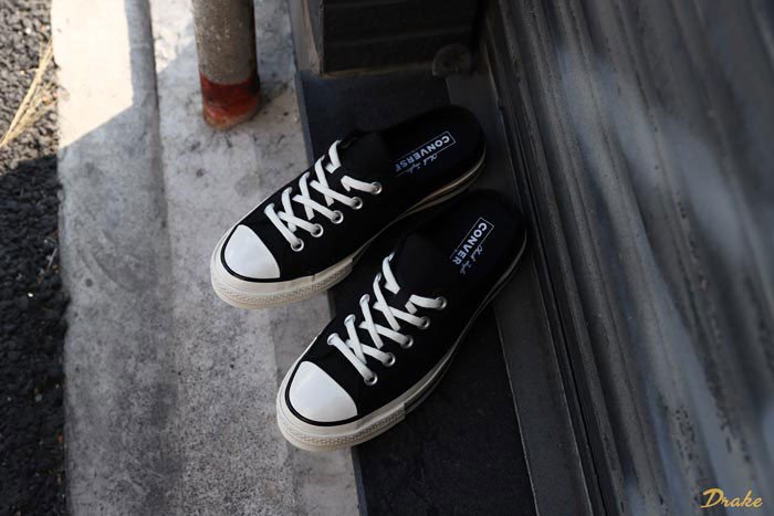 Đôi chân thon dài với giày sục Converse nữ và quần short năng động