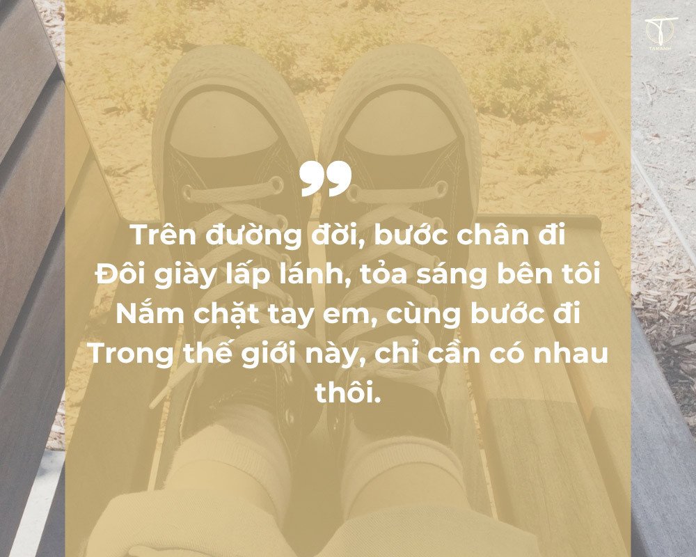 Đôi chân vững bước cùng giày thể thao, tượng trưng truyện tình yêu BL