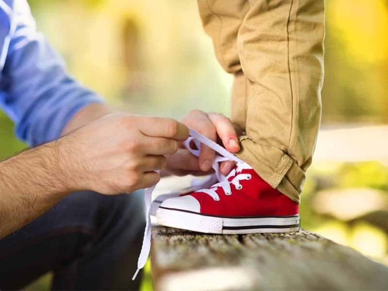 Đối chiếu kích thước chân với bảng size giày bé sơ sinh chuẩn Việt Nam