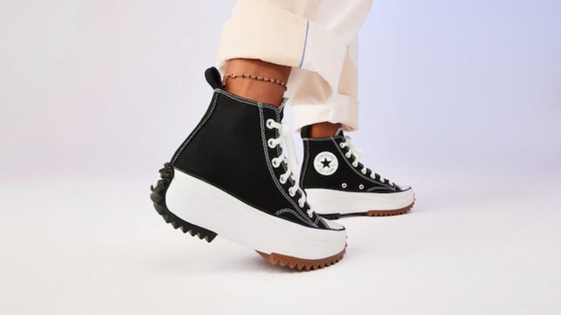 Đôi Converse Run Star Hike màu trắng với đế răng cưa độc đáo, thể hiện phong cách phá cách và giúp tăng chiều cao hiệu quả.