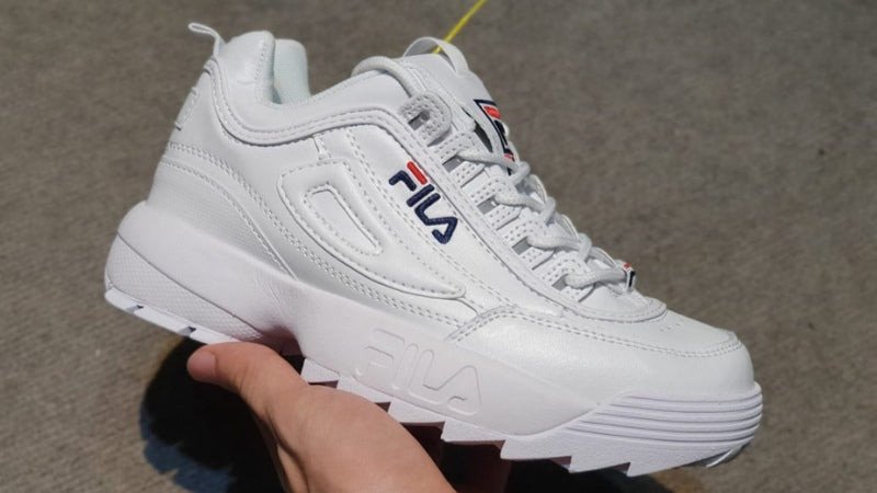 Đôi Fila Disruptor 2 màu trắng với đế chunky, một thiết kế giày thể thao nổi tiếng mang phong cách retro