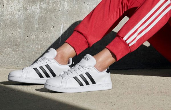 Đôi giày Adidas Grand Court trắng với ba sọc đen, thể hiện sự kết hợp hài hòa giữa cổ điển và hiện đại