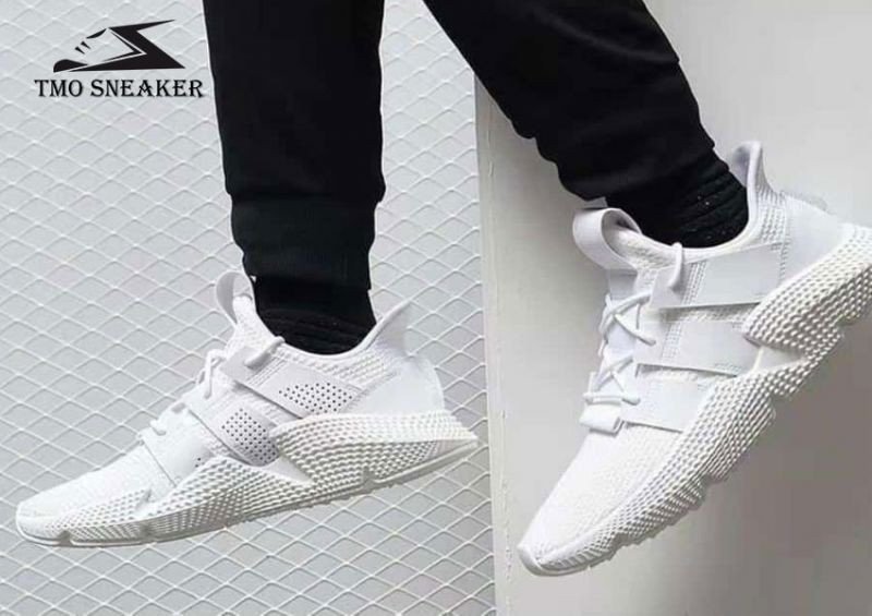 Đôi giày Adidas Prophere White năng động, phù hợp cho các hoạt động thể thao, nằm trong danh sách giày sneaker hot 2025.