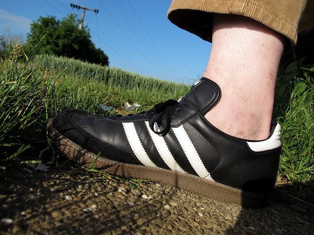 Đôi giày Adidas Samba trên chân, đánh giá độ thoải mái sau khi chọn size giày Samba