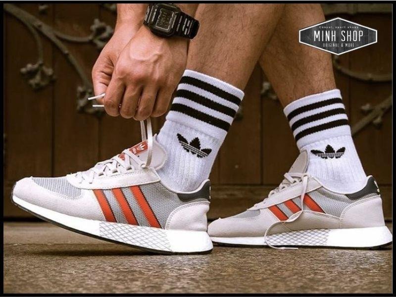 Đôi giày Adidas Ultra Boost màu trắng và đen, minh họa việc lựa chọn size giày cẩn thận