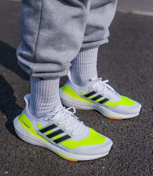 Đôi giày Adidas Ultraboost 21 với đế Boost được tối ưu hóa, lý tưởng cho những người tìm kiếm sự êm ái
