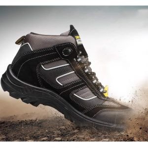 Đôi giày bảo hộ Safety Jogger màu đen đặt trên nền xám, tượng trưng cho tầm quan trọng của việc bảo vệ chân cho người lao động tại Cần Thơ.