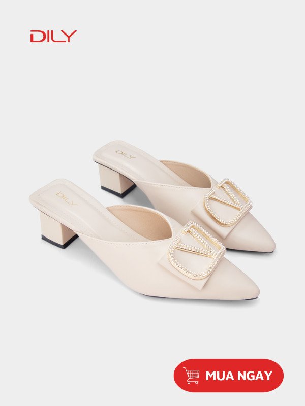 Đôi giày bít mũi nữ đế thấp mũi nhọn màu kem đính khóa kim loại