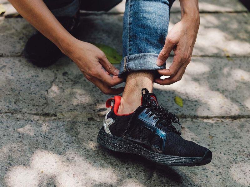 Đôi giày Bitis Hunter đen cùng quần jogger, minh họa một trong những lưu ý khi phối đồ là chọn giày phù hợp phong cách