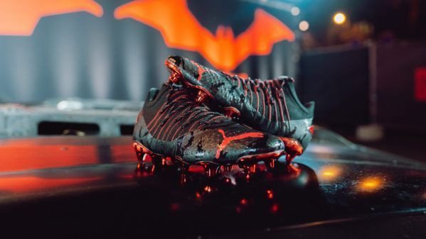 Đôi giày bóng đá Puma Future Z Batman của Neymar với tông màu đen bí ẩn và mạnh mẽ
