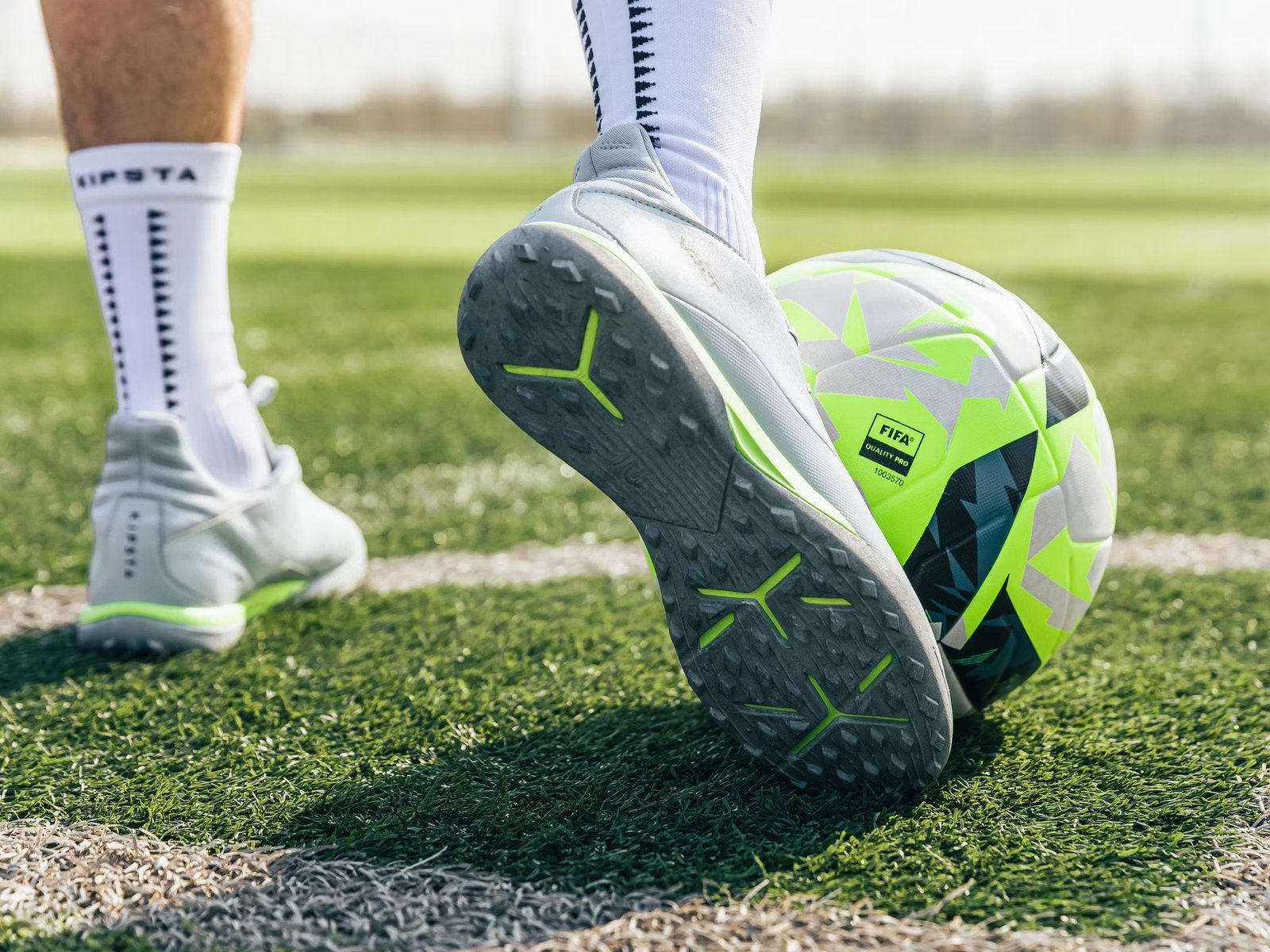 Đôi giày bóng đá sân nhân tạo Adidas Predator màu đen xanh, thiết kế đế đinh dăm chắc chắn