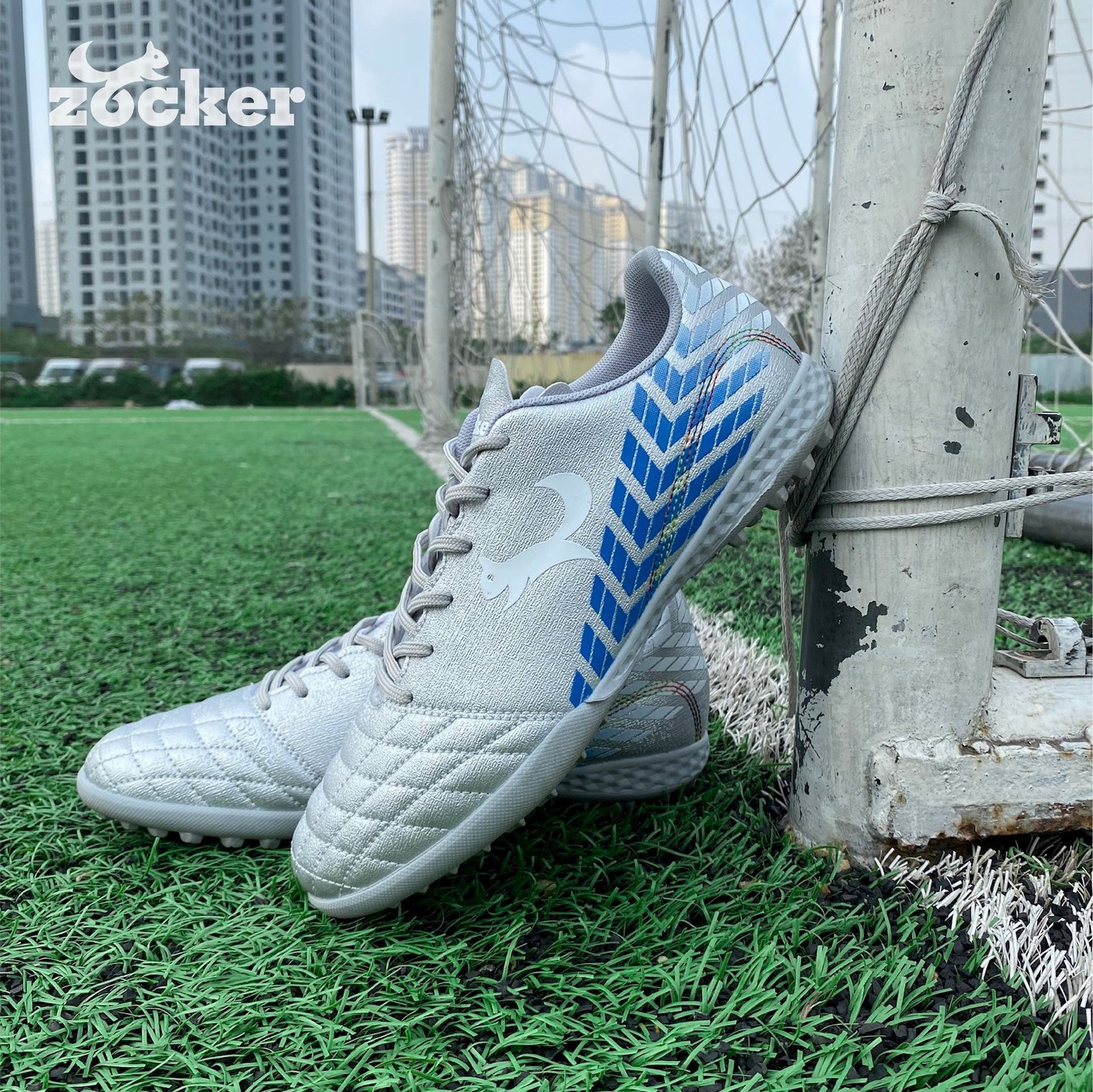 Đôi giày bóng đá với thiết kế hiện đại, màu sắc nổi bật, thể hiện phong cách cá tính.