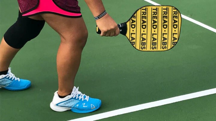 Đôi giày bóng rổ đang được sử dụng trên sân tennis, thể hiện sự linh hoạt nhưng cũng có thể gặp hạn chế khi chơi pickleball do sự khác biệt về yêu cầu