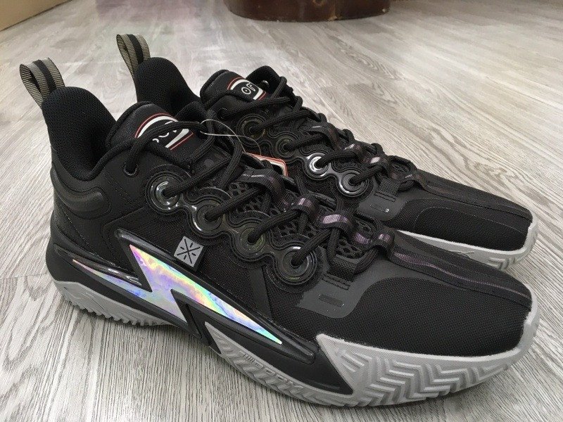 Đôi giày bóng rổ Li-Ning Wade Son Of Flash 'Black' với thiết kế màu đen và điểm nhấn vàng