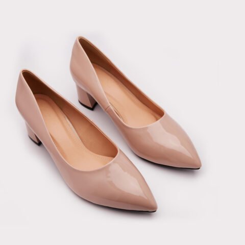 Đôi giày cao gót da bóng màu nude tuyệt đẹp trên nền gỗ