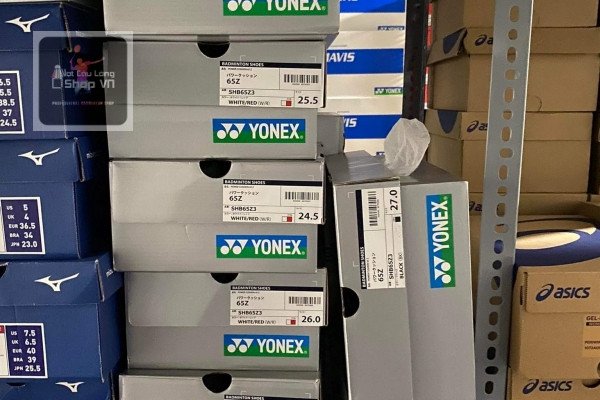 Đôi giày cầu lông Yonex màu xanh và cam xếp lớp