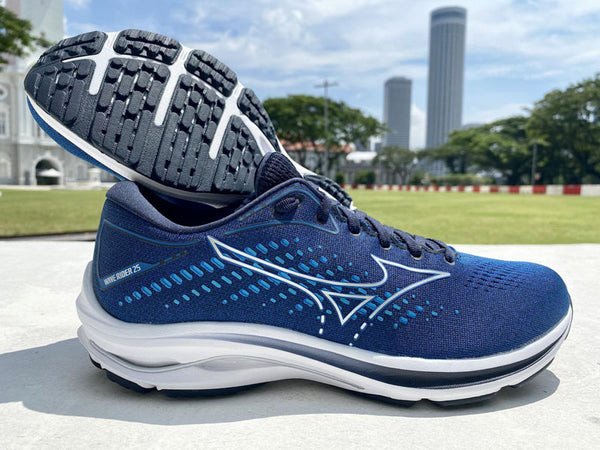 Đôi giày chạy bộ Mizuno Wave Rider nổi tiếng với công nghệ Wave độc quyền, mang lại hiệu năng tối ưu cho người chạy đường dài