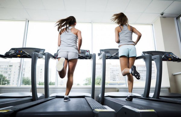 Đôi giày chạy bộ nhẹ và thoáng khí, phù hợp cho máy chạy bộ trong gym