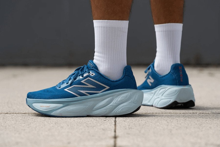 Đôi giày chạy New Balance Fresh Foam X More v5 nhìn từ mặt bên