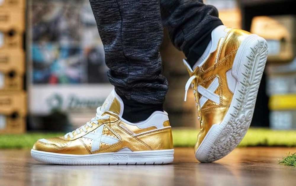 Đôi giày đá bóng adidas Copa 19+ với upper K-Leather (da Kangaroo) cao cấp, tối ưu cảm giác chạm bóng và sự nhẹ nhàng.