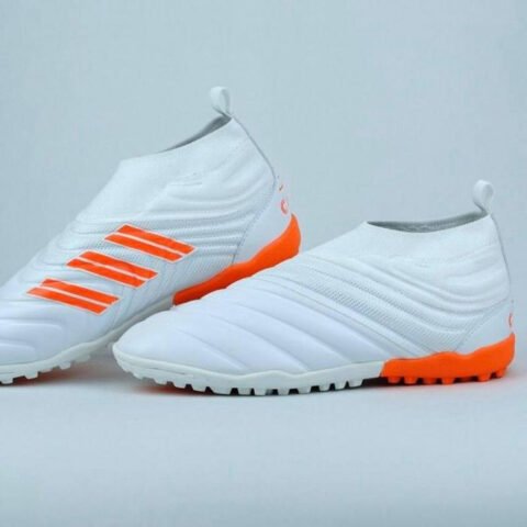 Đôi giày đá bóng authentic Nike Mercurial tại Toan Sport, thiết kế nổi bật trên sân cỏ