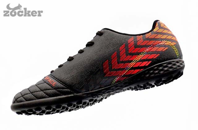 Đôi giày đá bóng cao cấp với thiết kế ôm chân trên sân cỏ nhân tạo