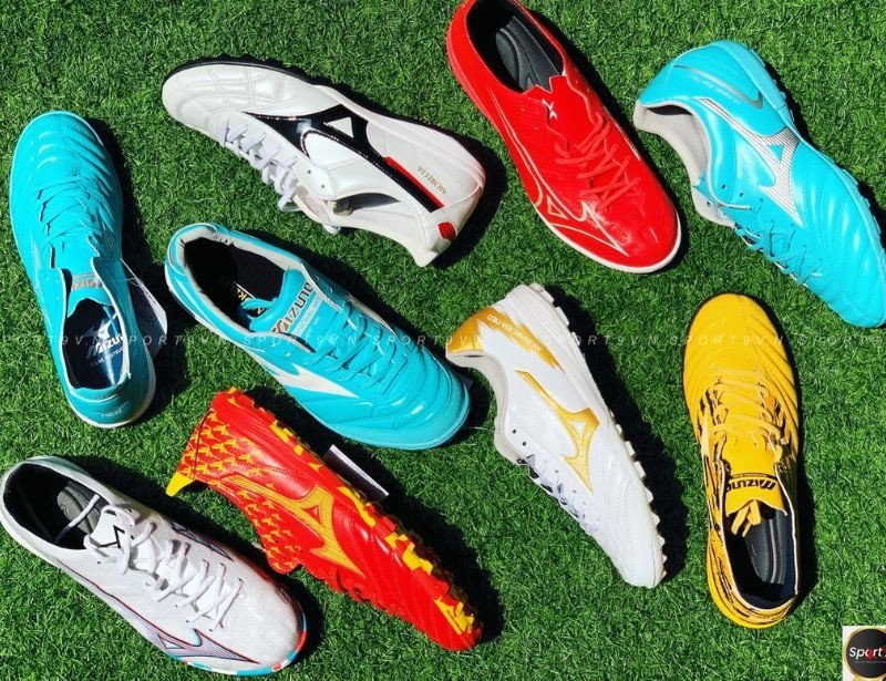 Đôi giày đá bóng Mizuno màu xanh ngọc