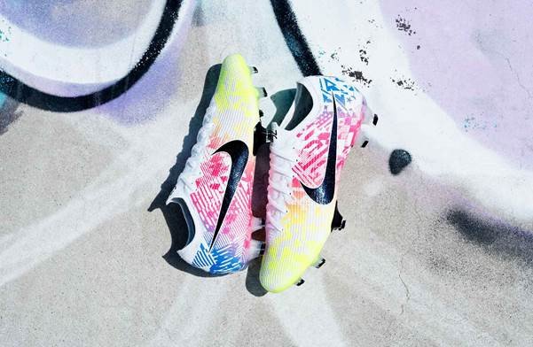 Đôi giày đá bóng Nike Mercurial Vapor 13 Jogo Prismático với hiệu ứng chuyển màu độc đáo