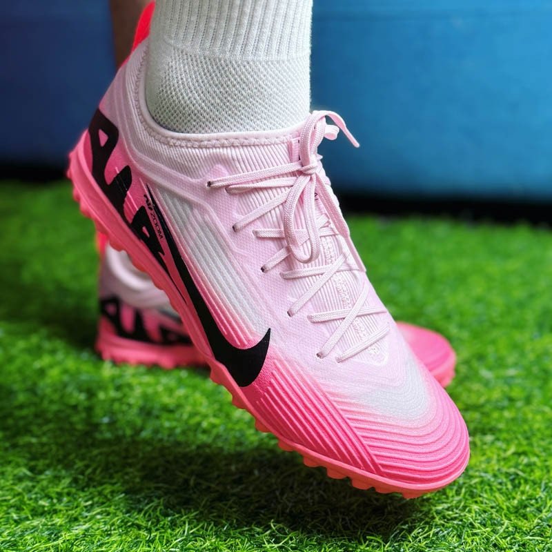 Đôi giày đá bóng Nike Mercurial Vapor 15 Pro TF màu hồng, với upper mềm mại phù hợp cho nhiều kiểu chân, kể cả chân bè
