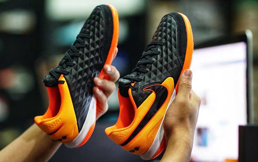 Đôi giày đá bóng Nike Tiempo với phần upper da thật cao cấp, mang lại cảm giác mềm mại và khả năng bảo vệ tốt.