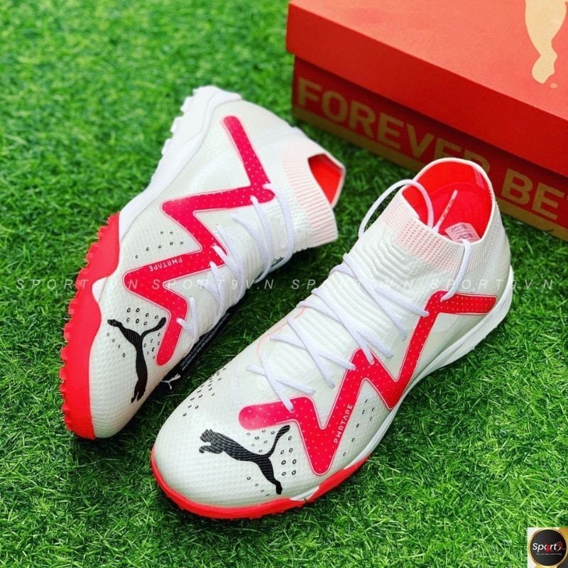 Đôi giày đá bóng Puma Future Z màu vàng và đen