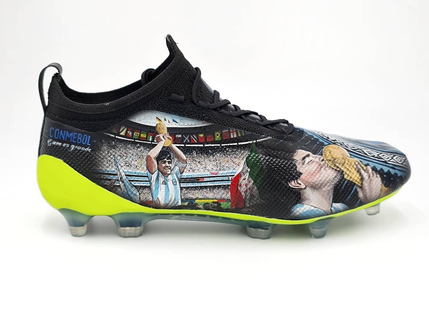 Đôi giày đá bóng Puma One vẽ tay tưởng nhớ huyền thoại Diego Maradona