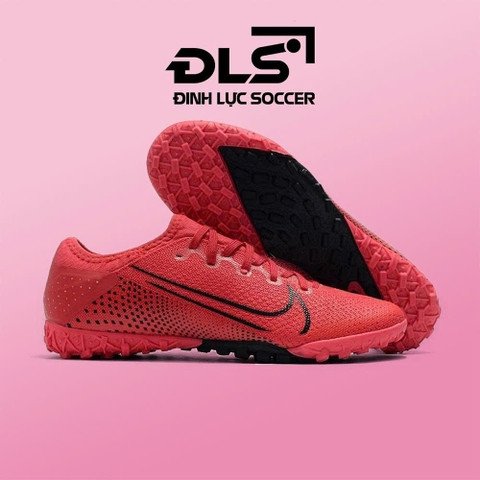 Đôi giày đá bóng Vapor 13 Pro TF đỏ vạch đen trên sân cỏ nhân tạo