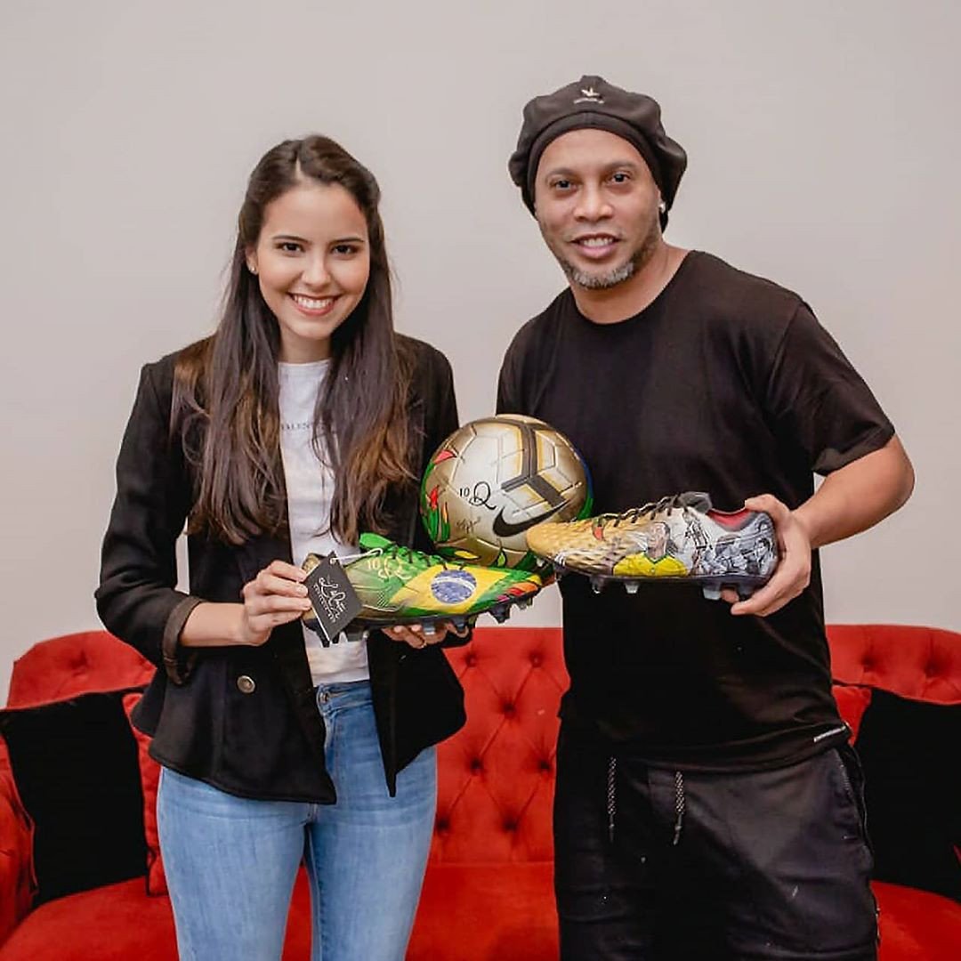 Đôi giày đá bóng vẽ tay tôn vinh huyền thoại Ronaldinho