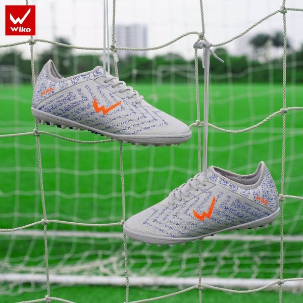 Đôi giày đá bóng Wika Hunter II bạc, thiết kế bền bỉ cho người chơi đa năng