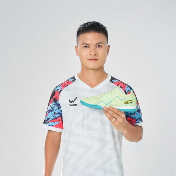 Đôi giày đá bóng Wika QH19 Z-Vol Quang Hải với phối màu vàng xanh nổi bật